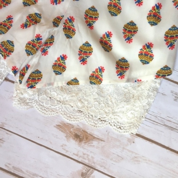 White Scallop Lace Spaghetti Strap Romper - Picture 5 of 7